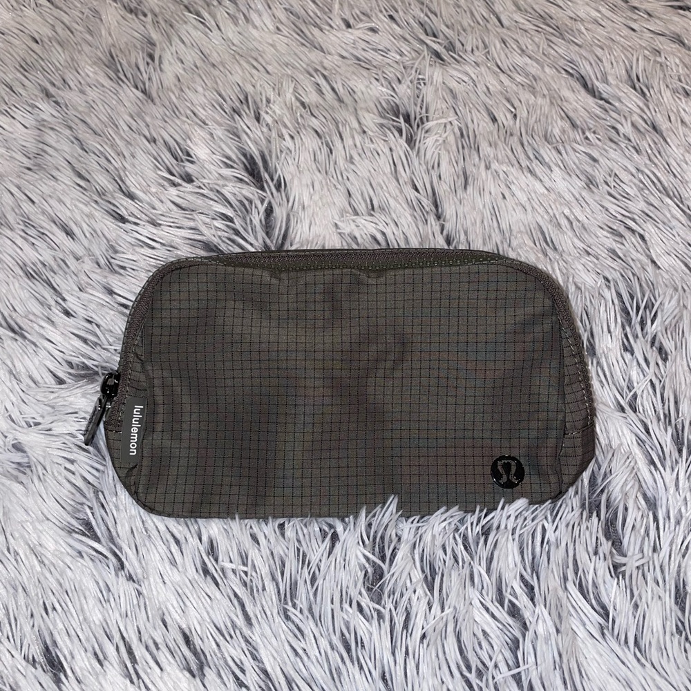 🆕 Lululemon Athletica Everywhere Belt Bag in Carob Brown / Black